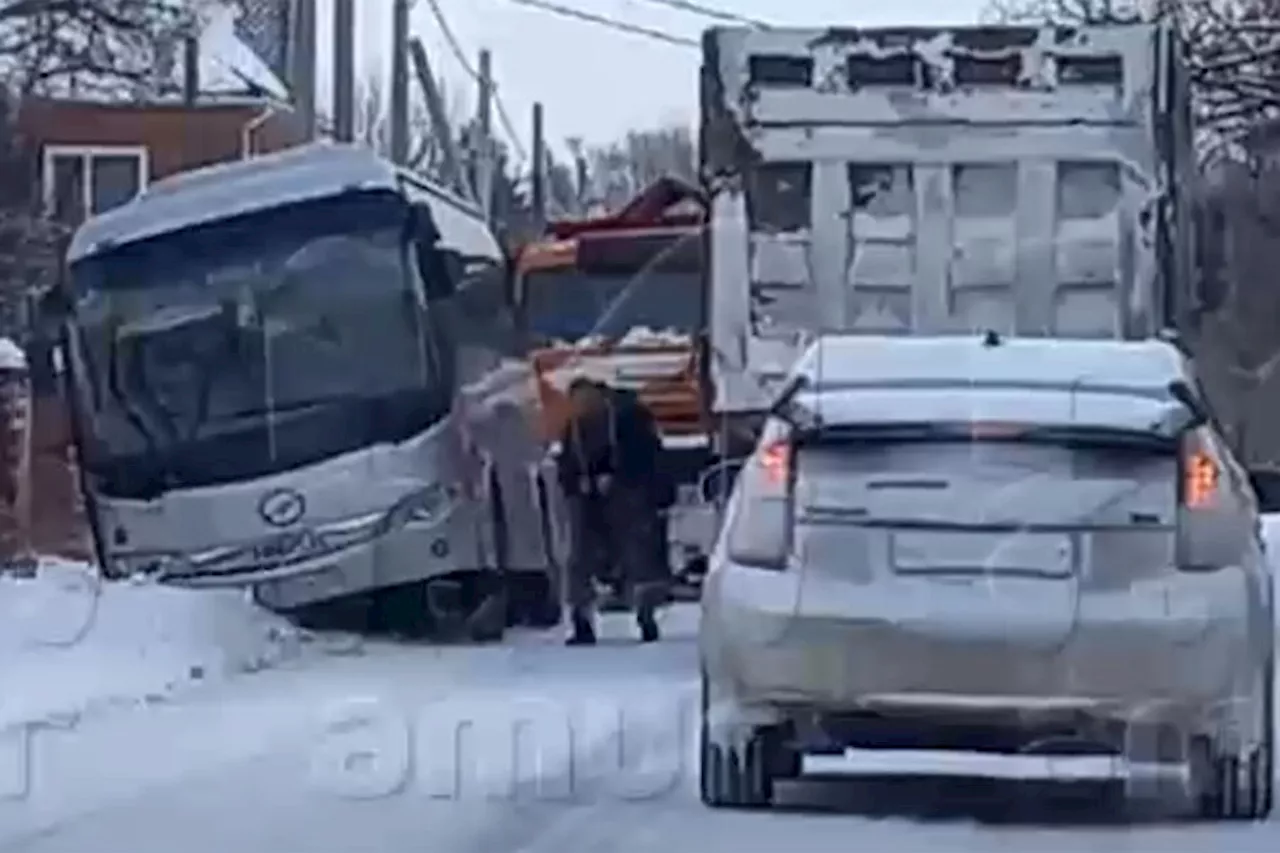 Автобус с детьми и пенсионерами вылетел в кювет в Приморском крае