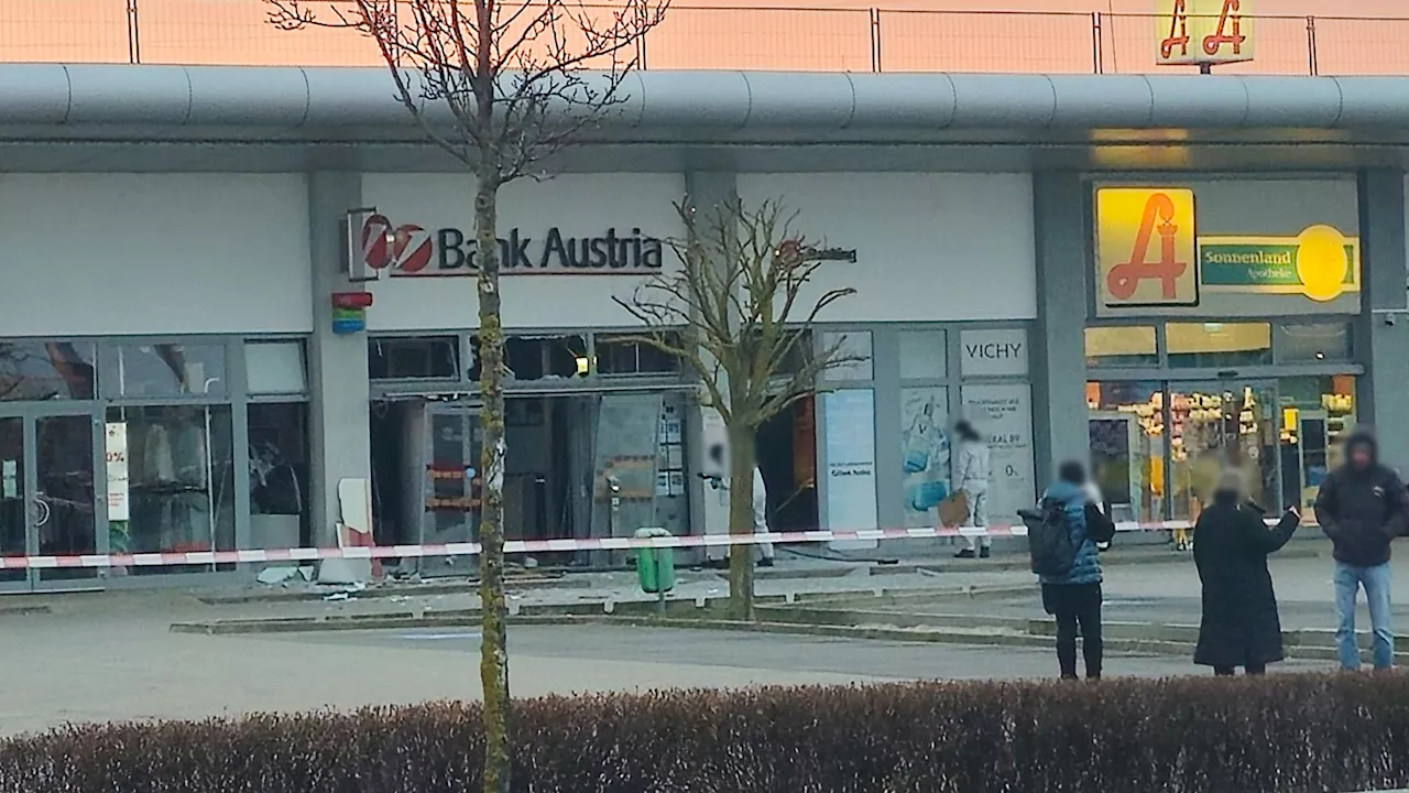  Großeinsatz! Kriminelle jagen Bankomat in die Luft