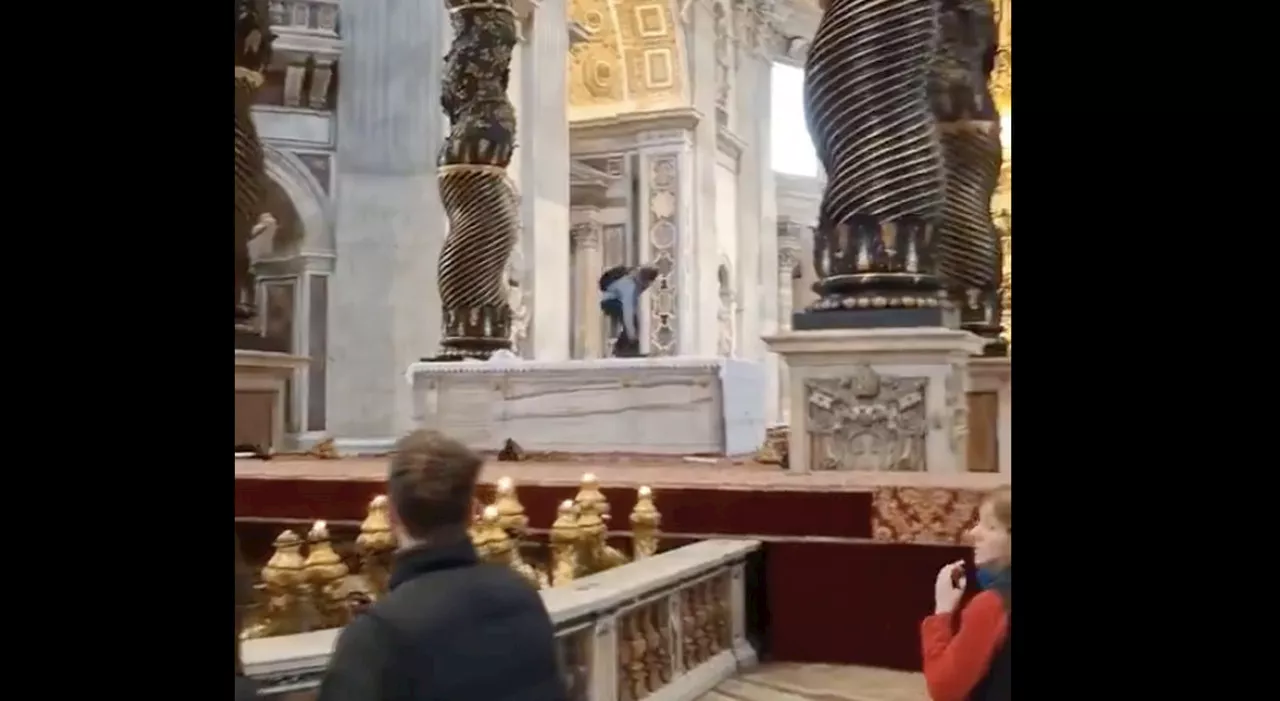 Atto vandalico a San Pietro, salta sull'altare e danneggia antichi candelabri: turisti impauriti