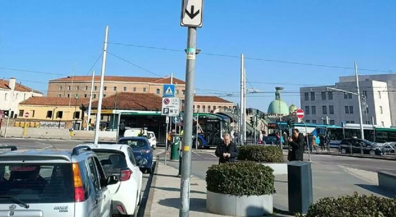 Multa a sorda per auto parcheggiata negli stalli bianchi a Venezia