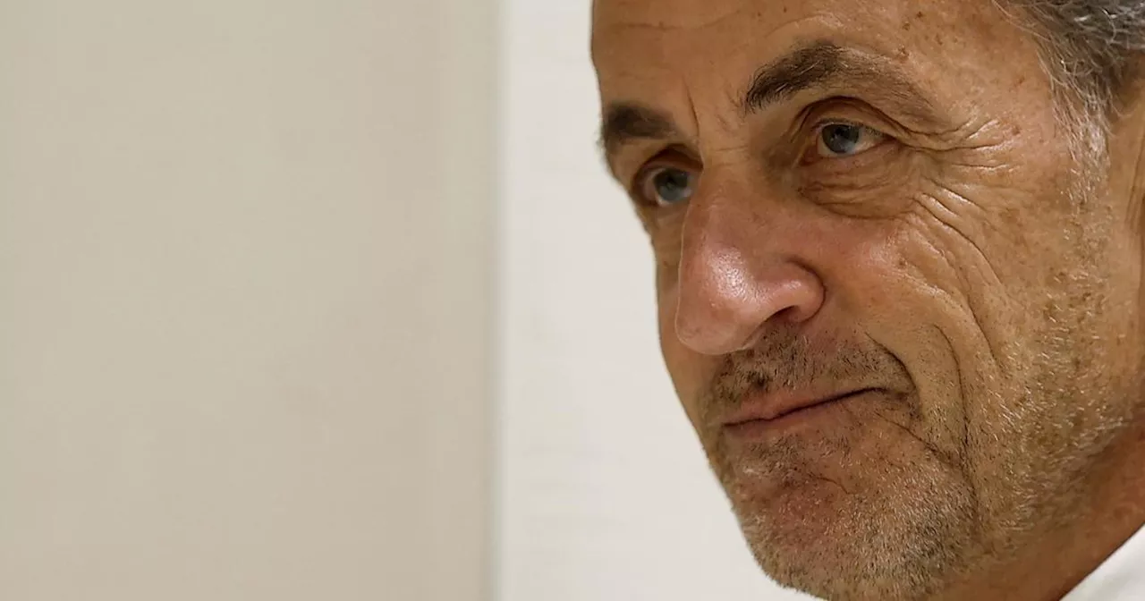 Nicolas Sarkozy se Fait Poser un Bracelet Électronique