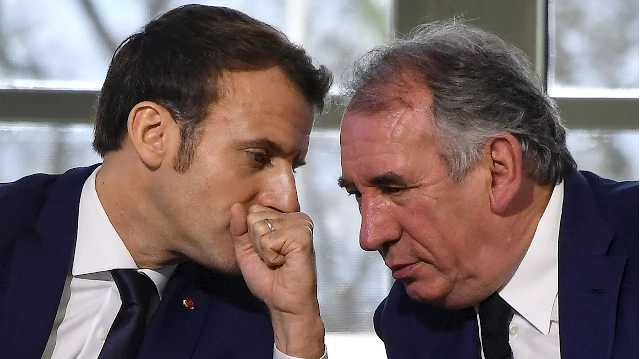 La cote de popularité de Macron se stabilise au plus bas, celle de Bayrou prend des couleurs