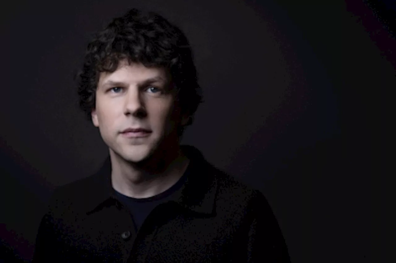 Social Network Star Eisenberg Slams Zuckerberg as 'Obsessed with Power'