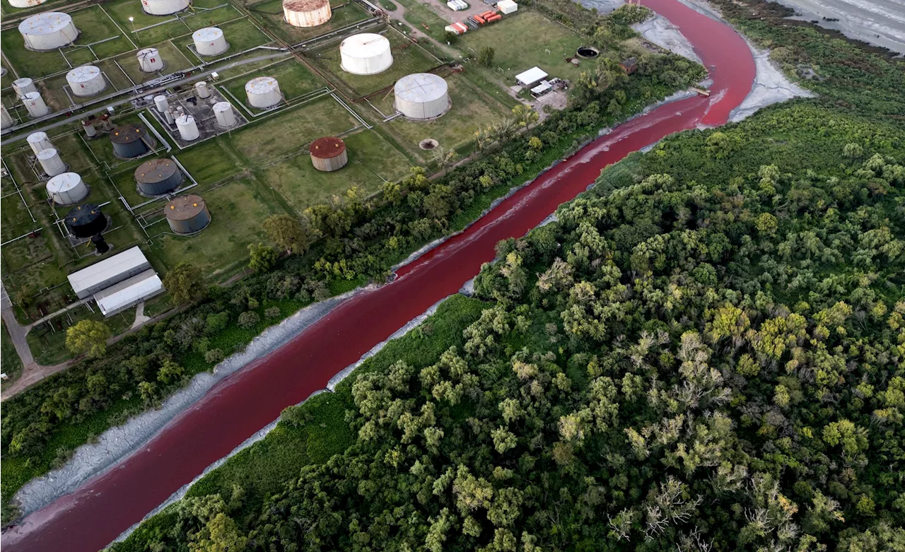 Sarandí-Fluss in Buenos Aires rot verfärbt