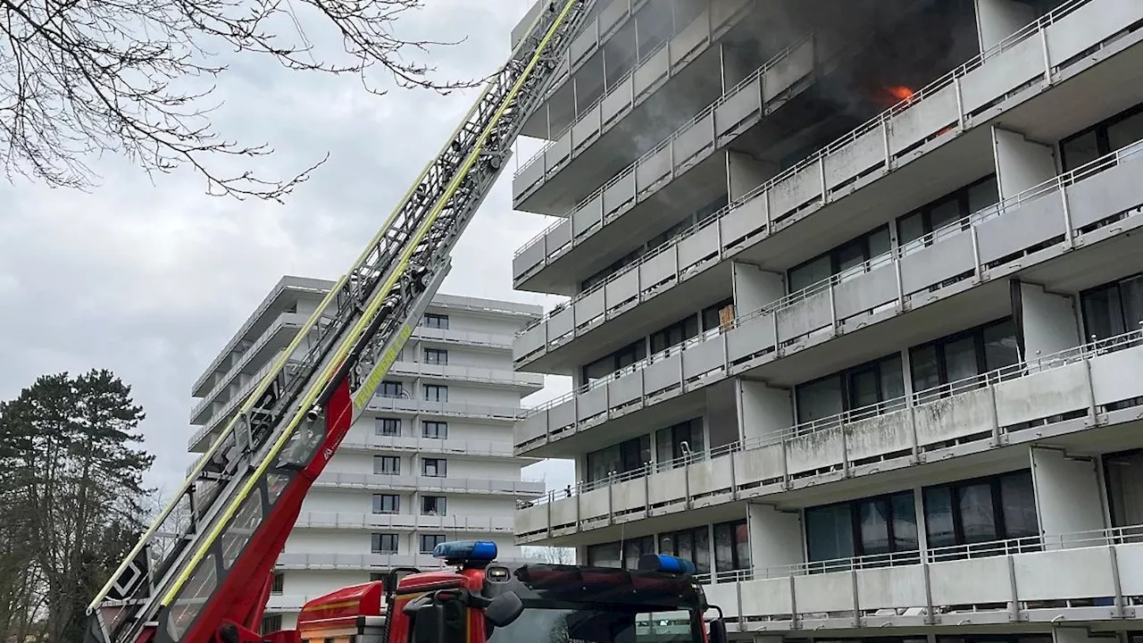 Brand in Mehrfamilienhaus: Bewohner vom Rauch eingeschlossen