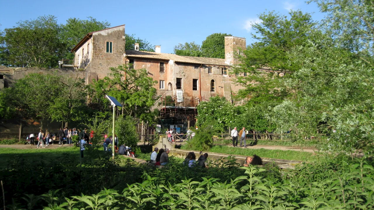 Ritardo ai lavori per la Vaccareccia: il simbolo del parco della Caffarella ancora ferma al palo