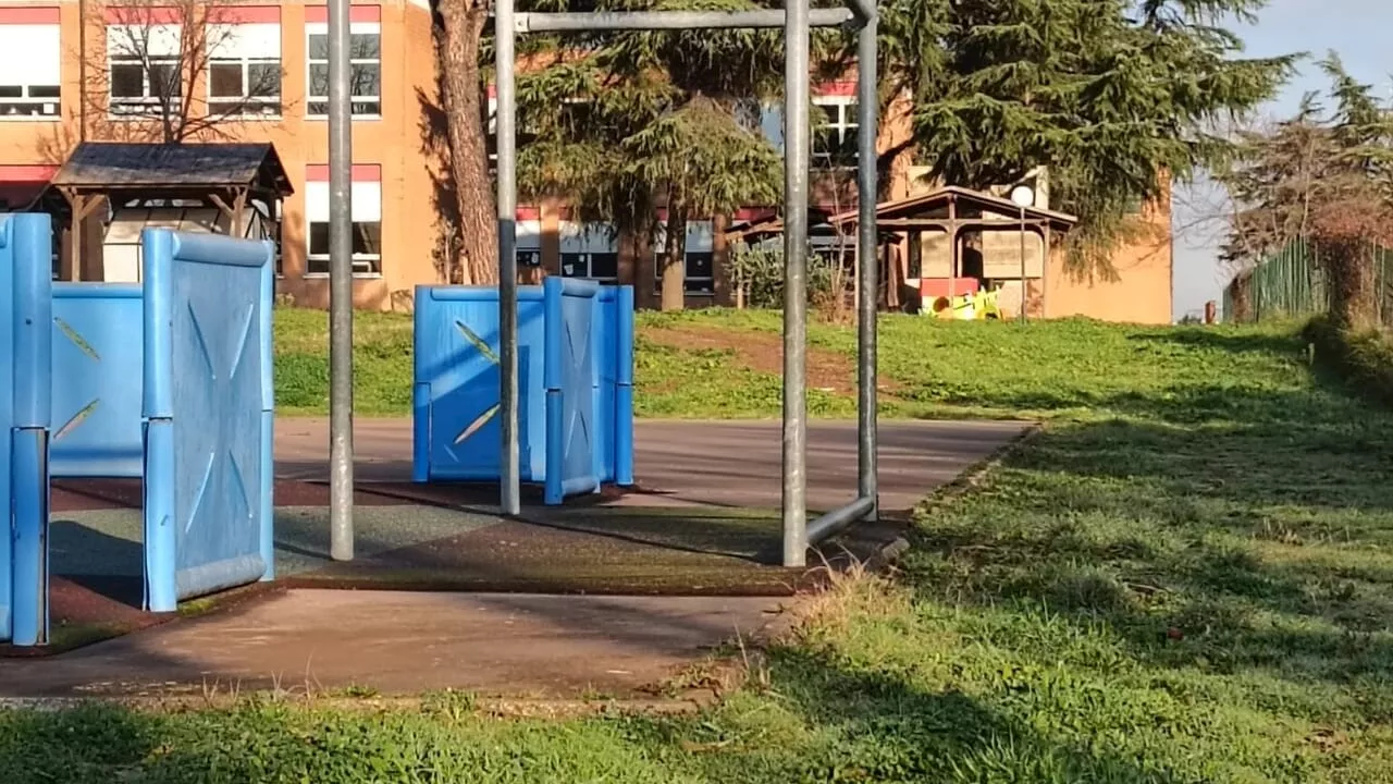 Roma est, il giardino della scuola dell'infanzia è off limits da mesi, genitori sul piede di guerra