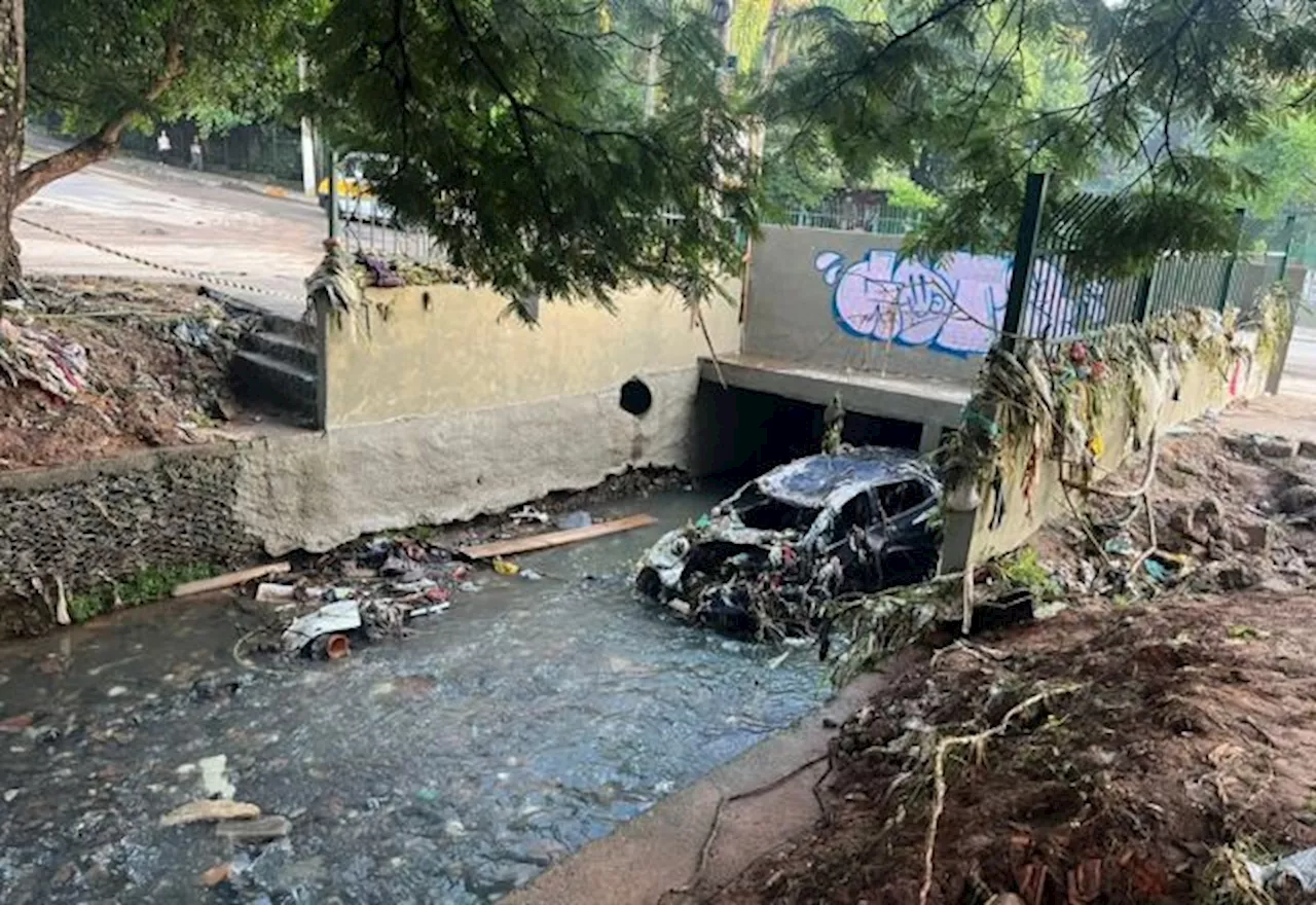 Motorista desaparece depois de carro ser arrastado por enxurrada em SP