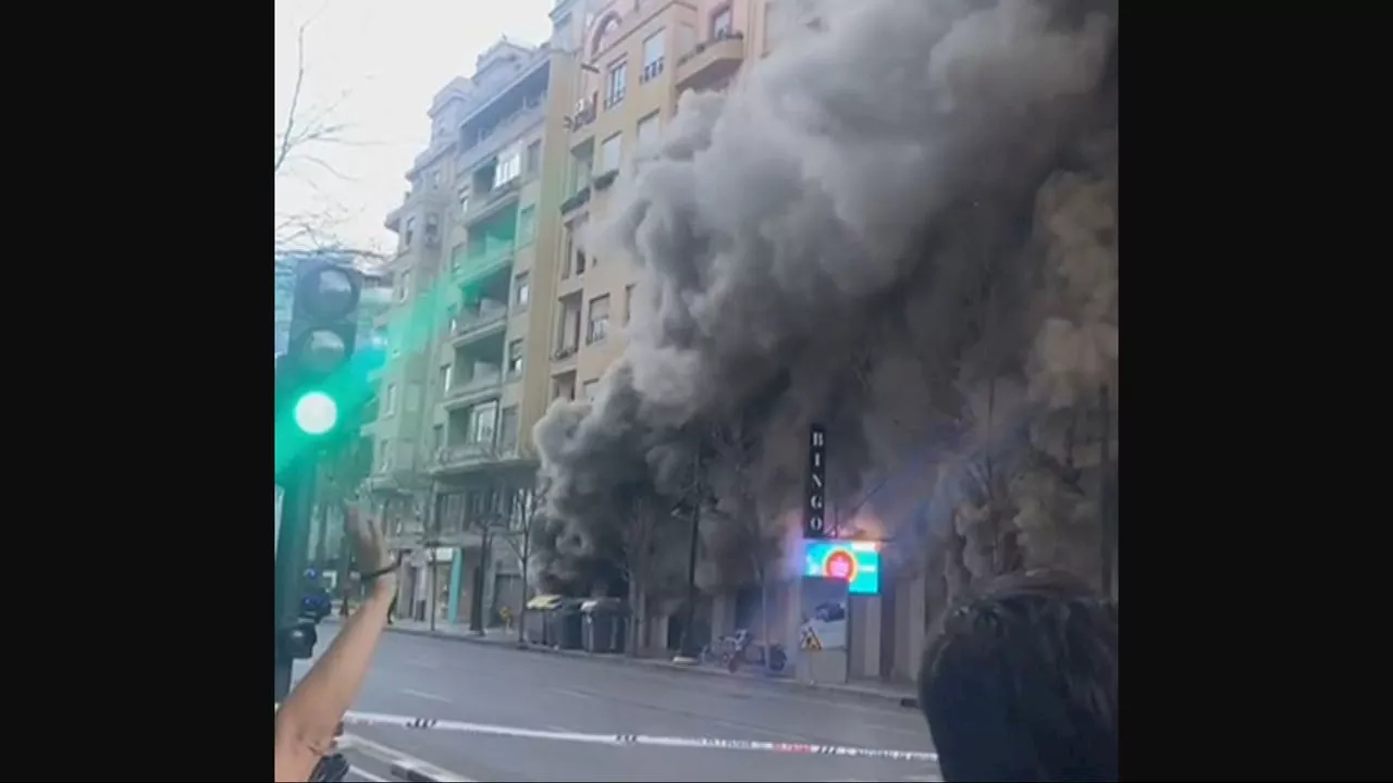 Un incendio en un bingo en el centro de Valencia desata la alarma tras una tremenda humareda en los alrededore