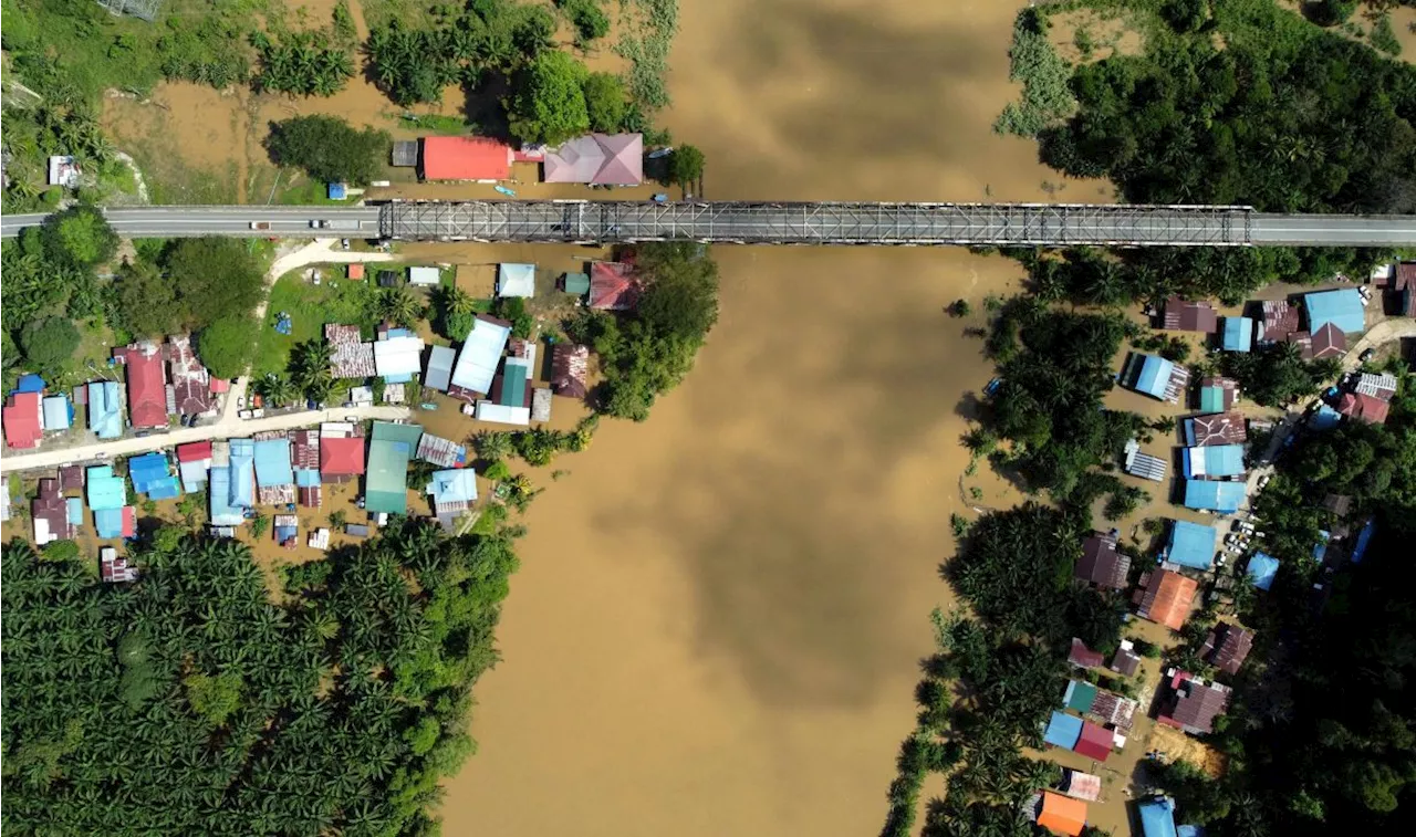 Floods in Sarawak and Sabah Force Thousands to Flee Homes