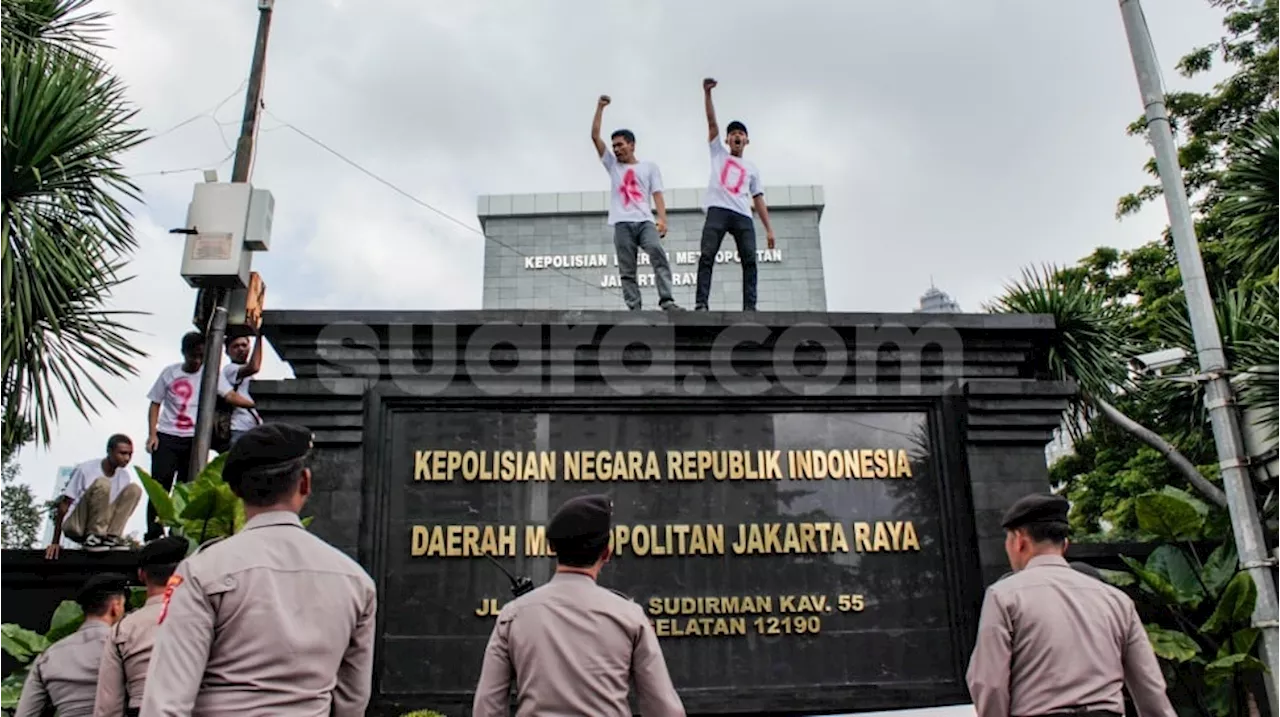 Tuntut Adili Jokowi, Massa Geruduk Polda Metro Jaya