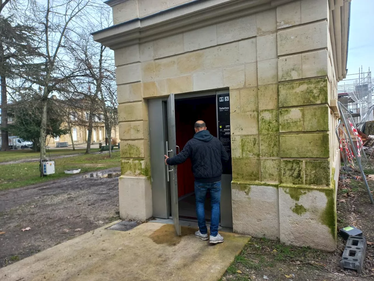 La mousse envahit le pavillon du parc Peixotto à Talence