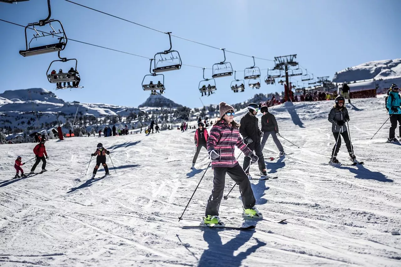 Ski dans les Pyrénées : forfaits, matériel, hébergement... combien ça coûte pour les familles ?