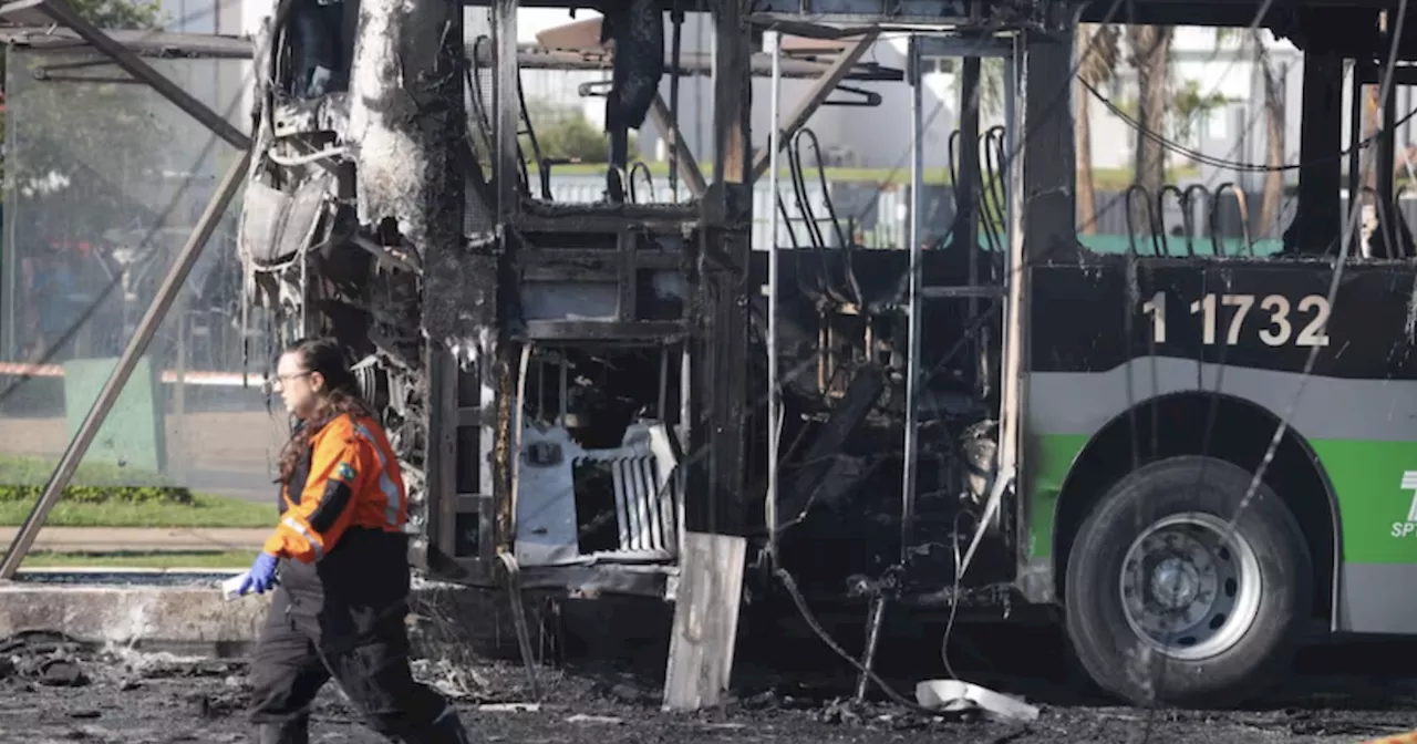 Avião cai em avenida movimentada de São Paulo, há vítimas