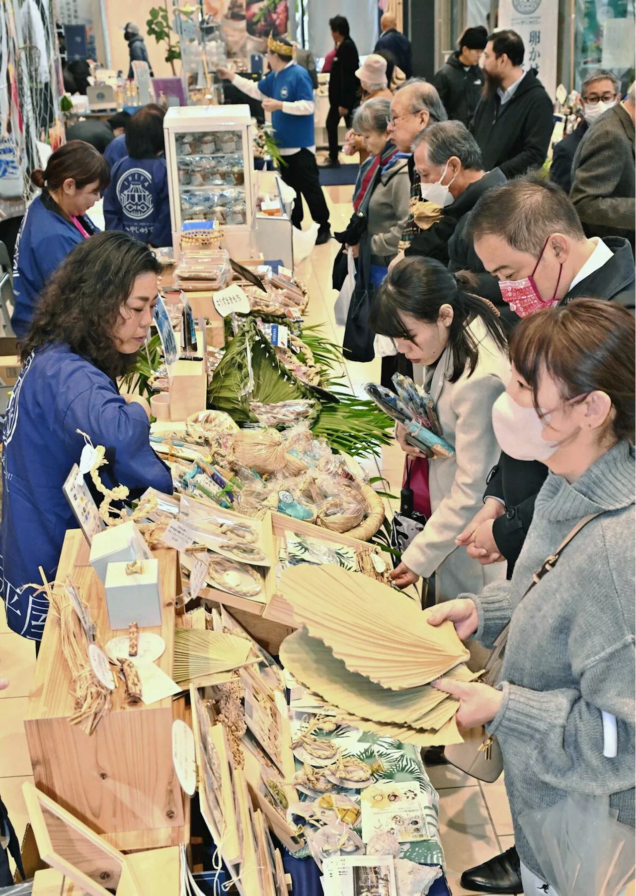 「懐かしい味」 海の幸や黒糖、島の人気商品がずらり 沖縄・伊平屋フェア開幕 那覇市のタイムスビルで9日まで