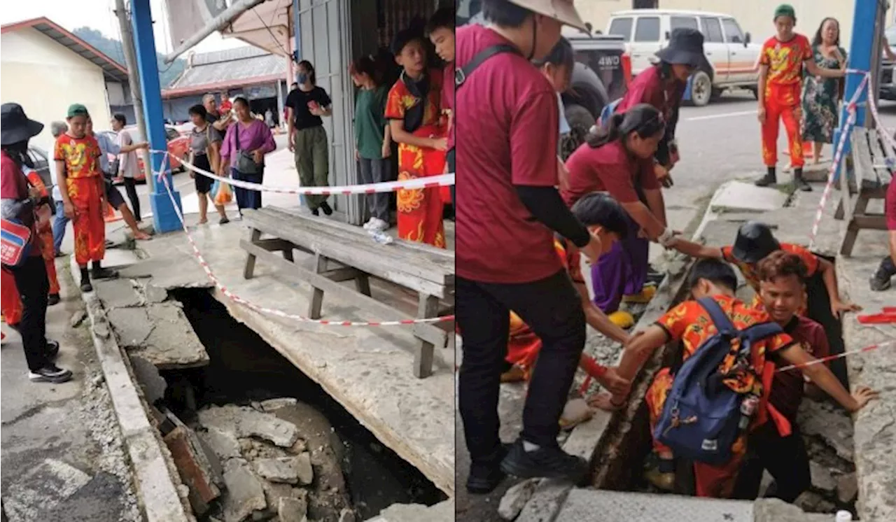 Lion Dance Ground Collapse Sends Teenagers into Hole