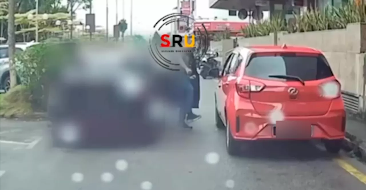 Road Rage in Kuching: Driver Kicks Myvi After Parking Dispute