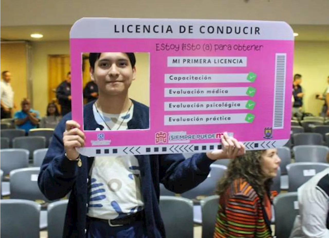 Entrega simbólica de licencias de conducir a 112 alumnos de la UAdeC Unidad Laguna