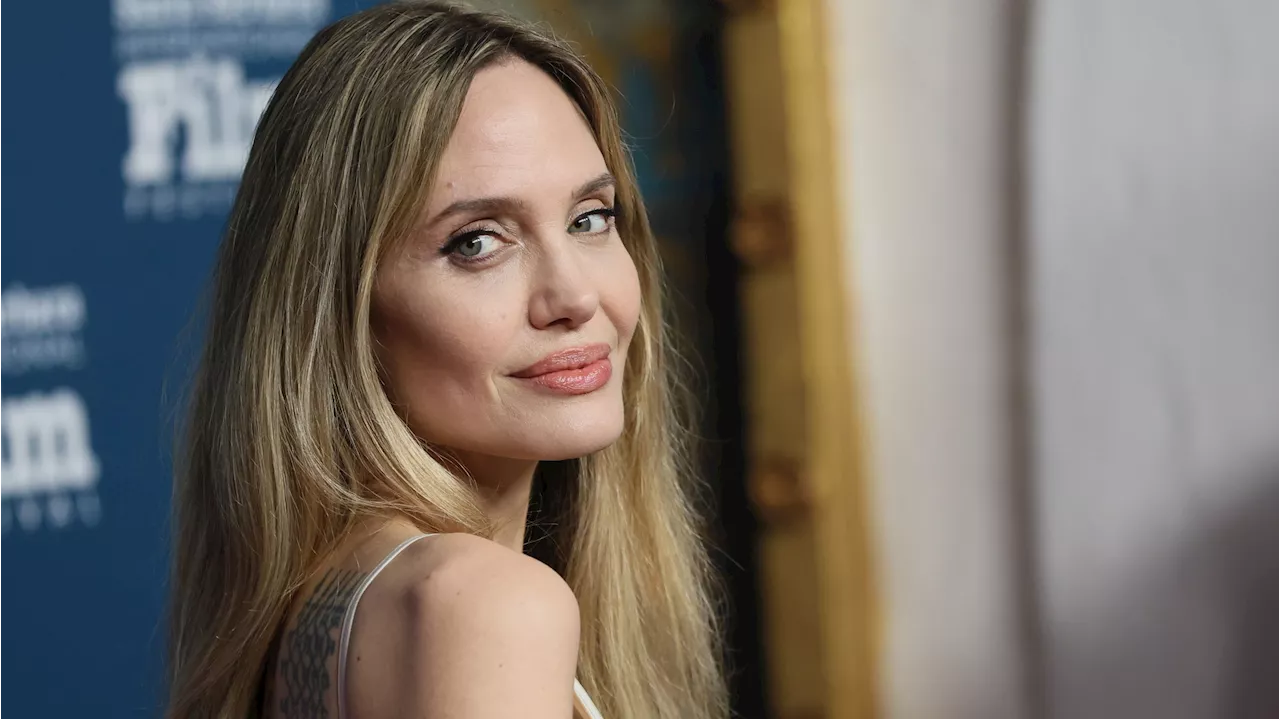 Angelina Jolie, radieuse au Festival international du film de Santa Barbara, rend un hommage bouleversant à sa mère