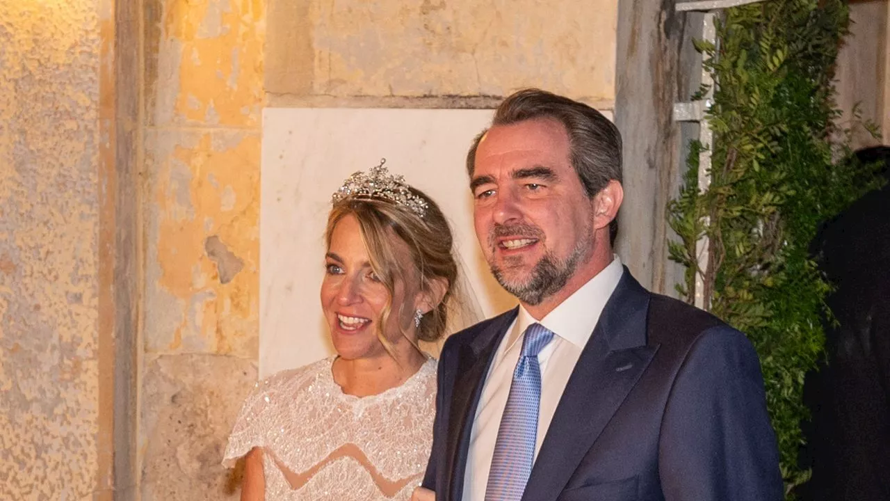 Chrysi Vardinogianni, una novia de impacto: encaje y transparencias en su vestido de Costarellos bordado con cristales, y la tiara del Corsario