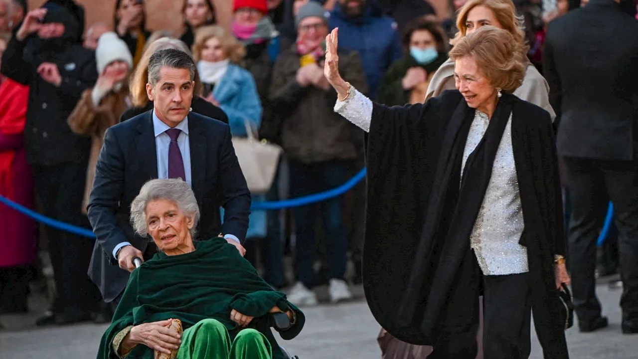 La reina Sofía, radiante en Atenas con su chaqueta de pedrería de Alejandro de Miguel y una de las pulseras heredadas de su madre para la boda de Nicolás de Grecia y Chrysi Vardinogianni