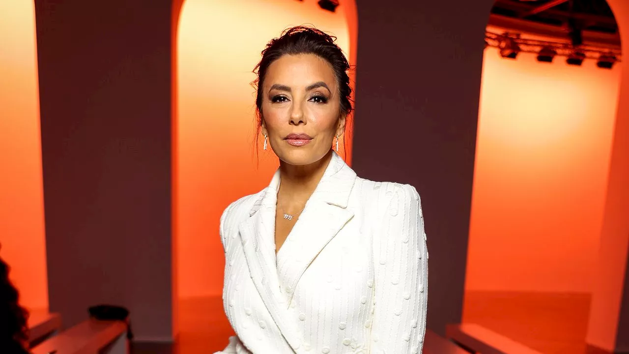 Eva Longoria luce elegante con pantalones acampanados blancos