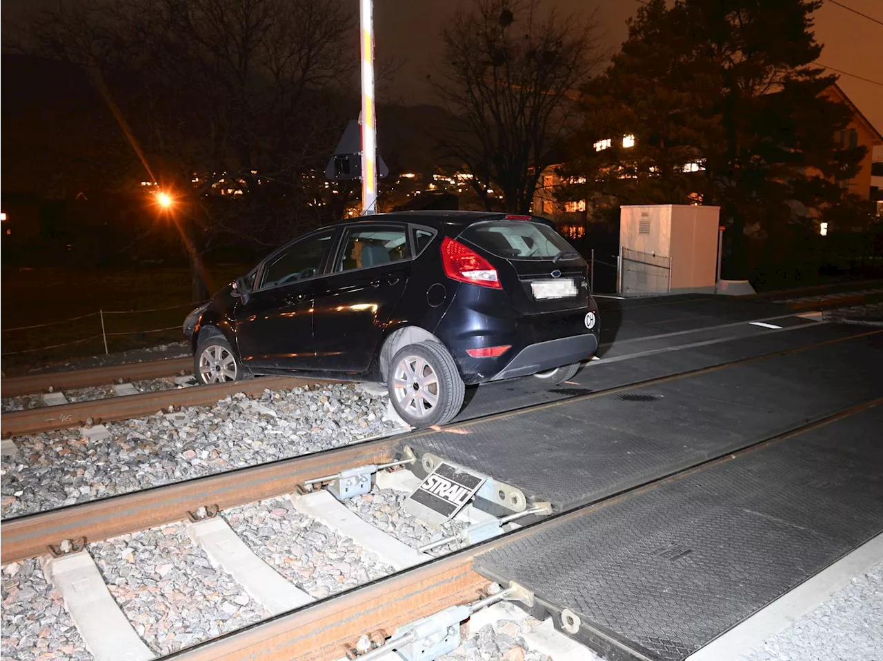 Autofahrer fährt mit Fahrzeug auf Gleise - Bahnverkehr unterbrochen