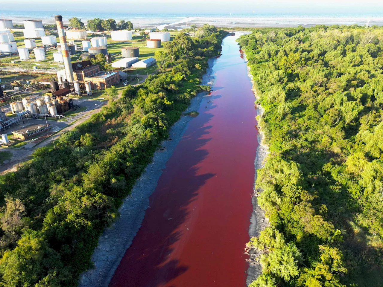 Fluss in Argentinien verfärbt sich rot