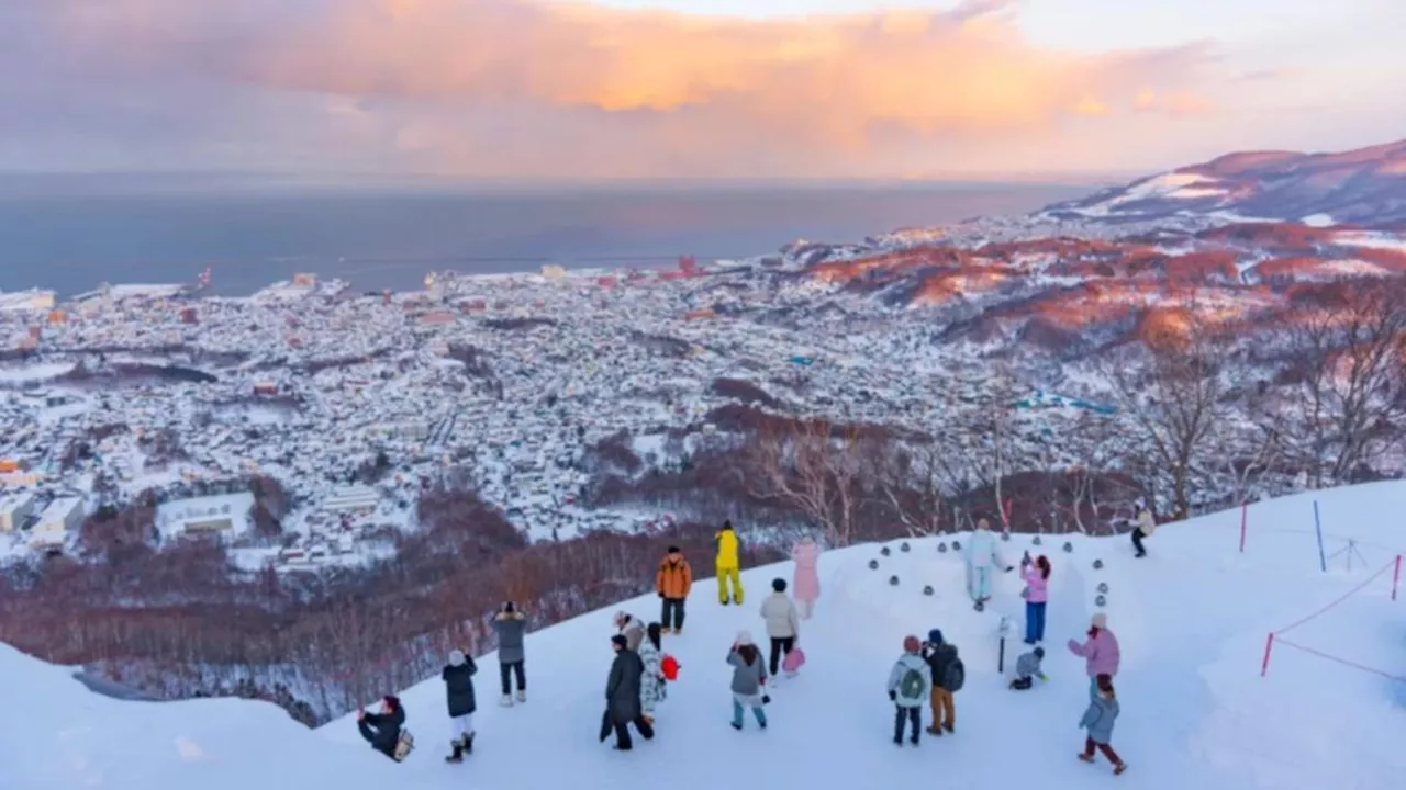 Otaru City Battles Over-tourism with Security Guards and Warnings