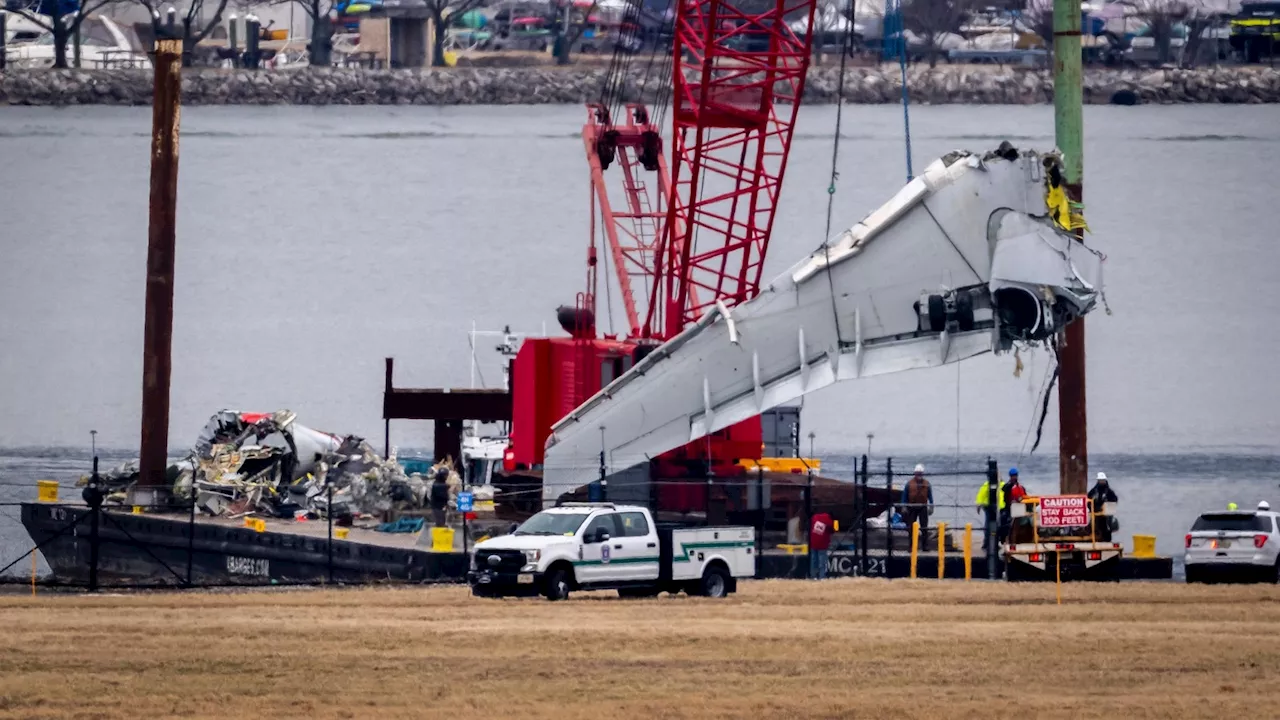 Lasers aid river search for debris from plane and helicopter collision near DC