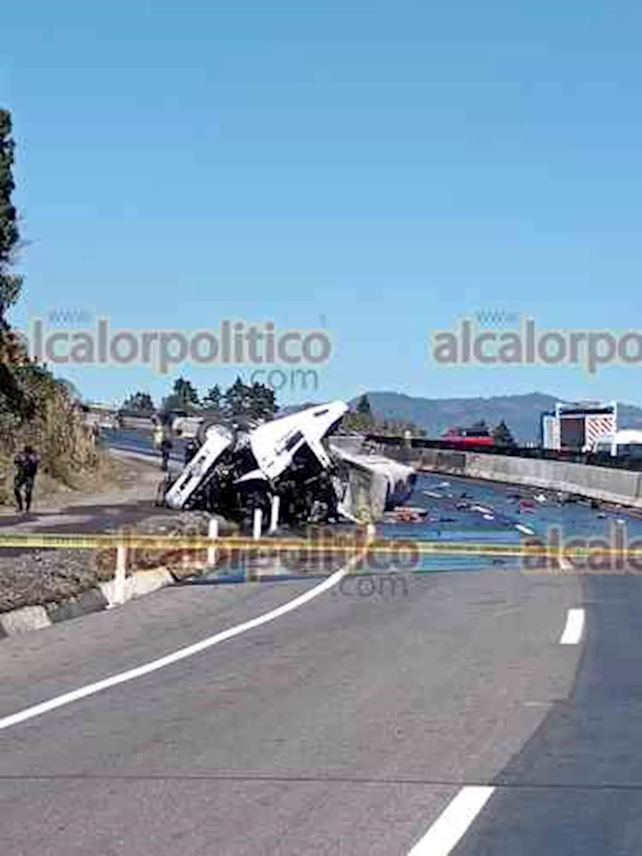 Tráiler sin frenos vuelca en el libramiento Xalapa-Perote, en Tlacolulan