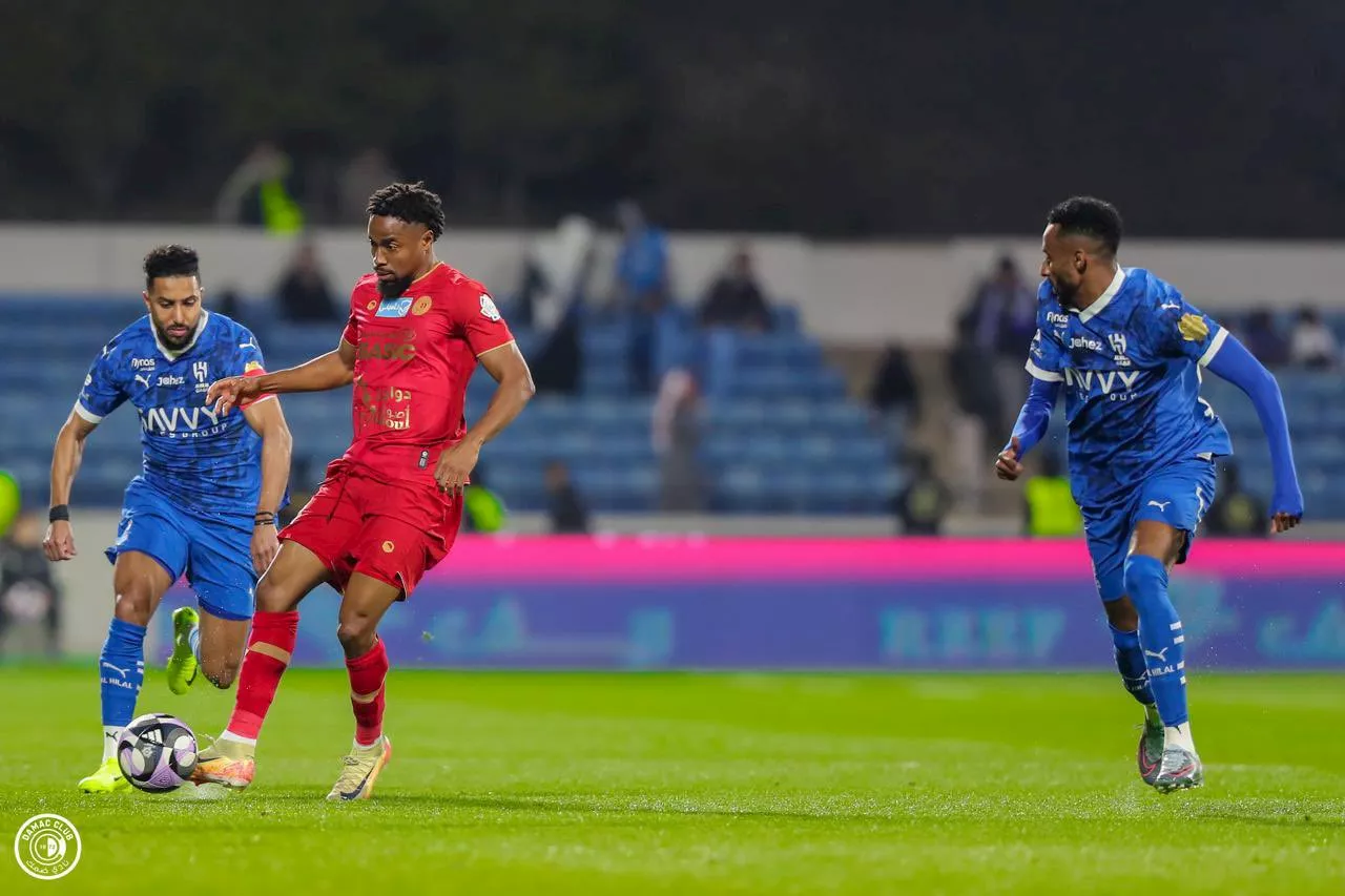 ضمك يُعطل الهلال بتعادل إيجابي