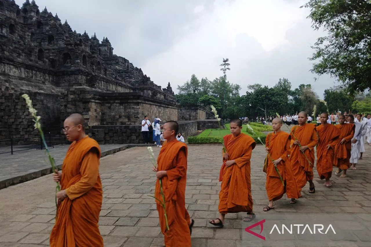 Ribuan Umat Buddha Rayakan Magha Puja di Candi Borobudur