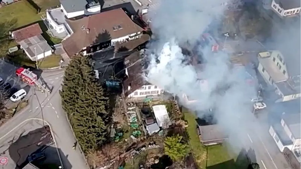 Eine verletzte Person nach Brand in Mehrfamilienhaus – auch die Feuerwehr Murgenthal stand im Einsatz