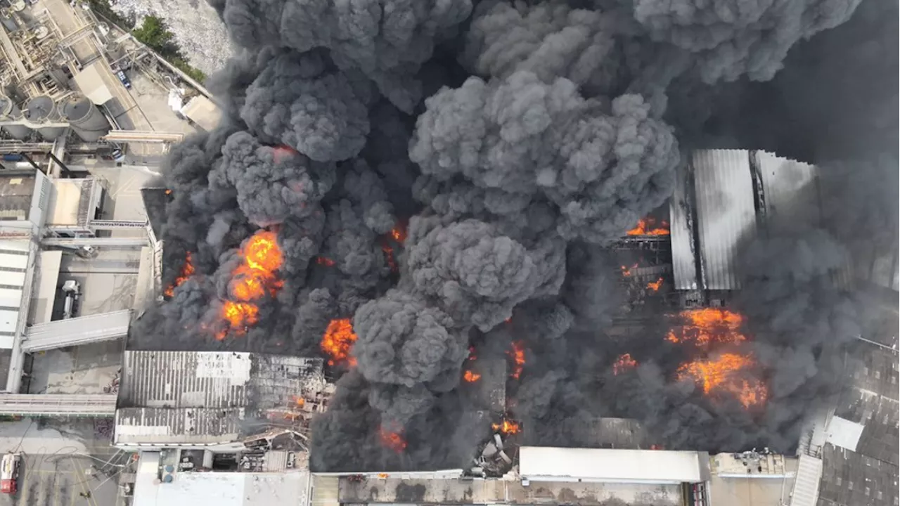 Incêndio em fábrica de óleo em Ilha do Governador causa grande preocupação no Rio