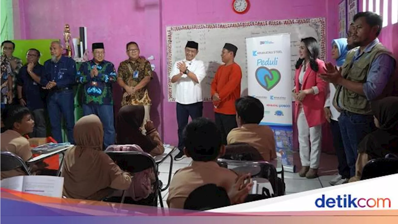 Krakatau Steel Bagikan Paket Makanan Bergizi di Madrasah Ibtidaiyah