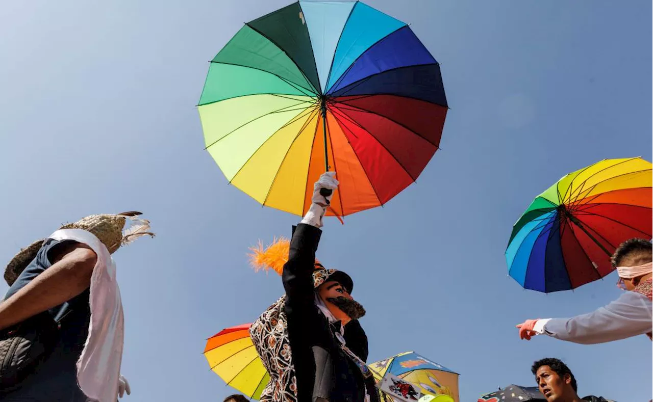 FOTOS y VIDEO Música, color y alegría invaden el Centro de CDMX; arranca el Carnaval de Carnavales en Monumento a la Revolución