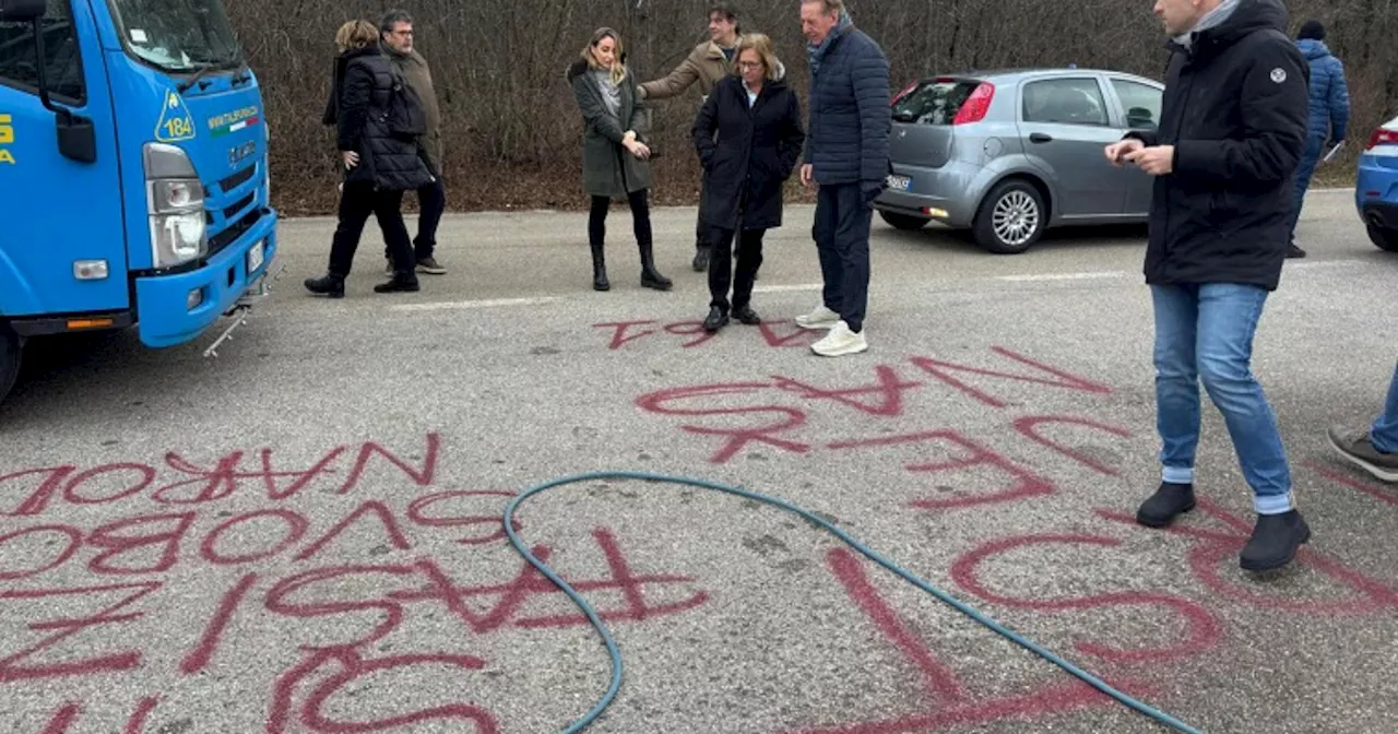 Vandalizzata con tre scritte la foiba di Basovizza. Meloni: “Oltraggio alla nazione, non resterà…