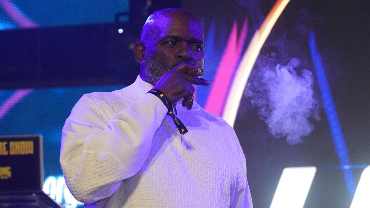 Lawrence Taylor Issues Stern Warning to Joe Montana, Reflects on Modern-Day Quarterback Rules