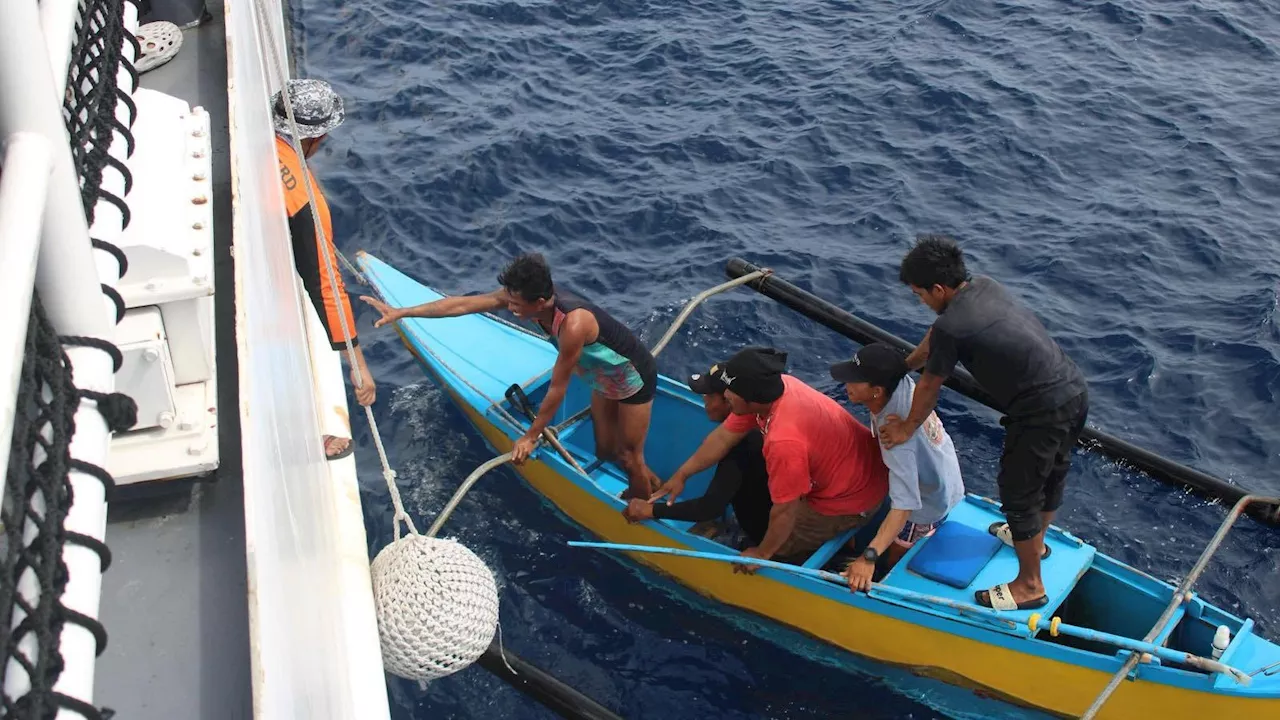 Philippine Coast Guard Rescues 12 Fishermen After Boat Breaks Down