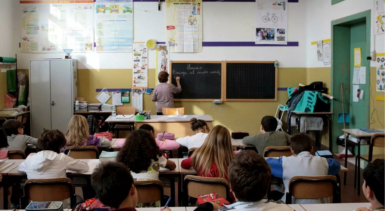 Insegnante picchiata da studente minorenne a scuola: pugni e schiaffi alla fine della lezione, la denuncia a M