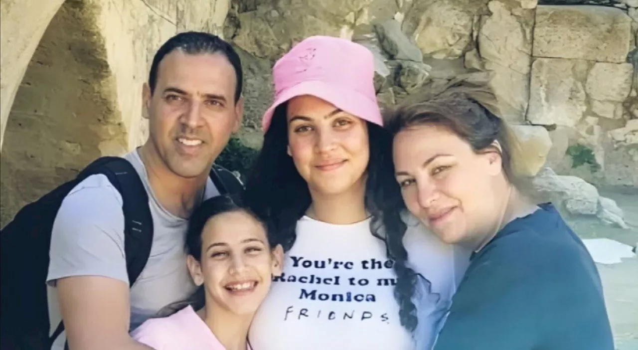 Ostaggi liberati da Hamas, Eli Sharabi non sa che tutta la famiglia è stata uccisa. Chi sono i tre israeliani