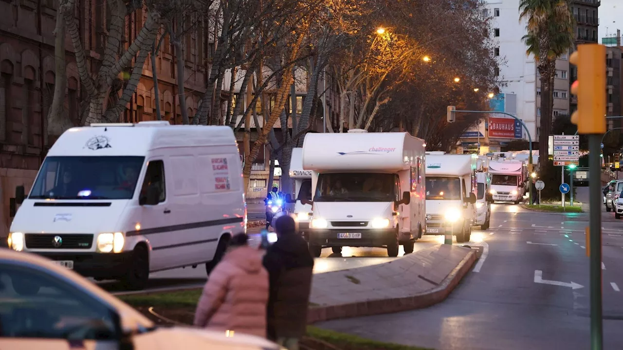 Unas 200 autocaravanas protestan en Palma contra el límite a su uso como vivienda