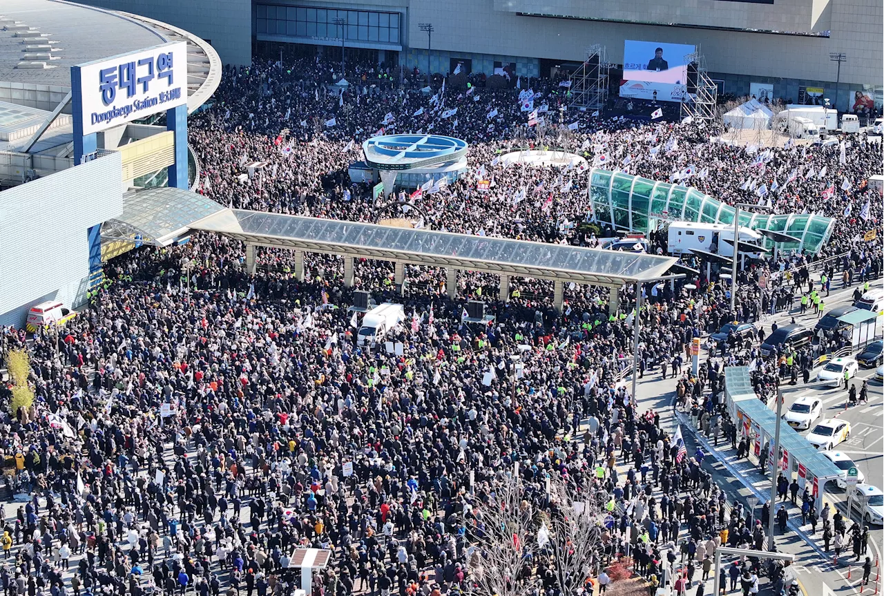 동대구역 광장 '尹 탄핵 반대' 대규모 집회…2만5000명 모였다