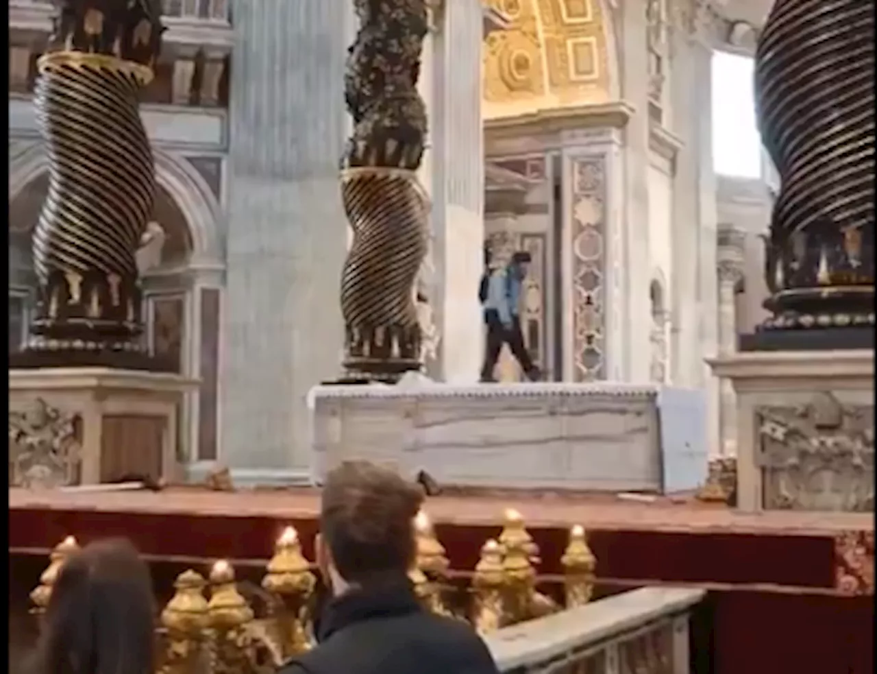 Au Vatican, un homme vandalise le maître autel de la basilique Saint-Pierre