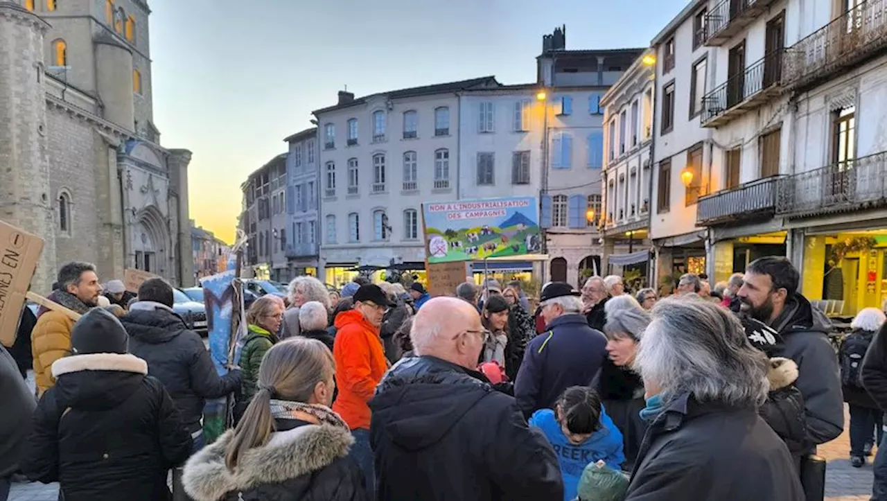 Manifestants de Cagire Sans Usine se mobilisent contre l'implantation d'une usine CIMAJ