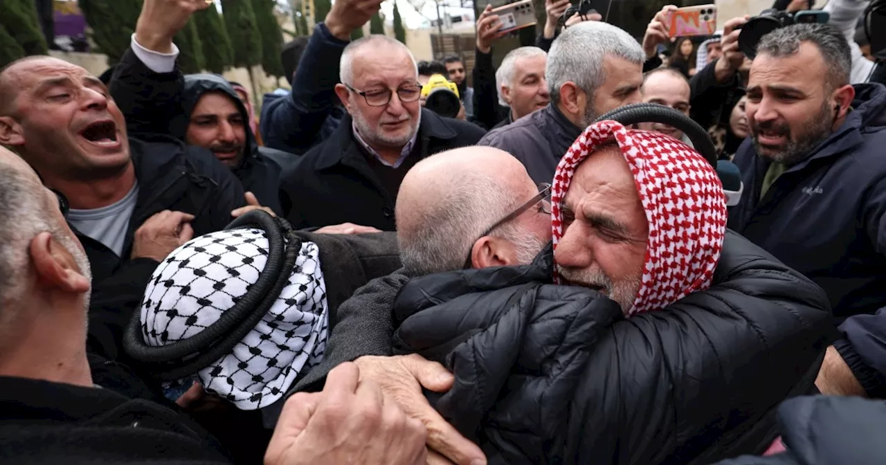 Autobús de Cruz Roja lleva prisioneros palestinos liberados a Ramala