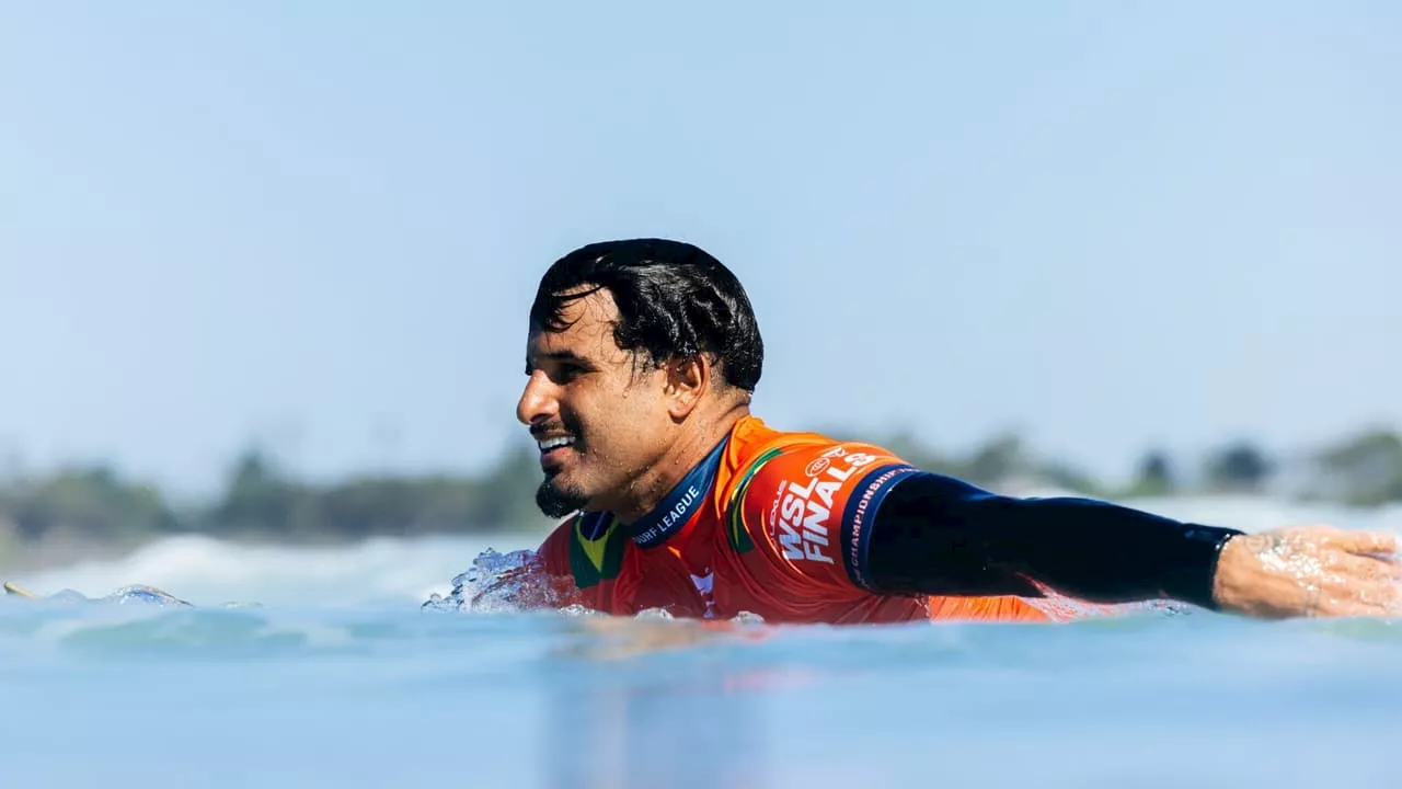 Italo Ferreira vence Miguel Pupo e avança para semifinal da etapa de Pipeline da WSL