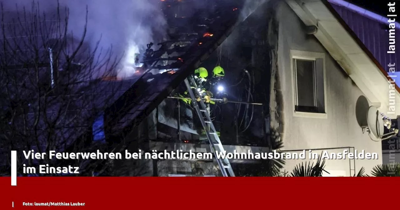 Feuerwehr löscht Brand eines Wohnhauses in Ansfelden