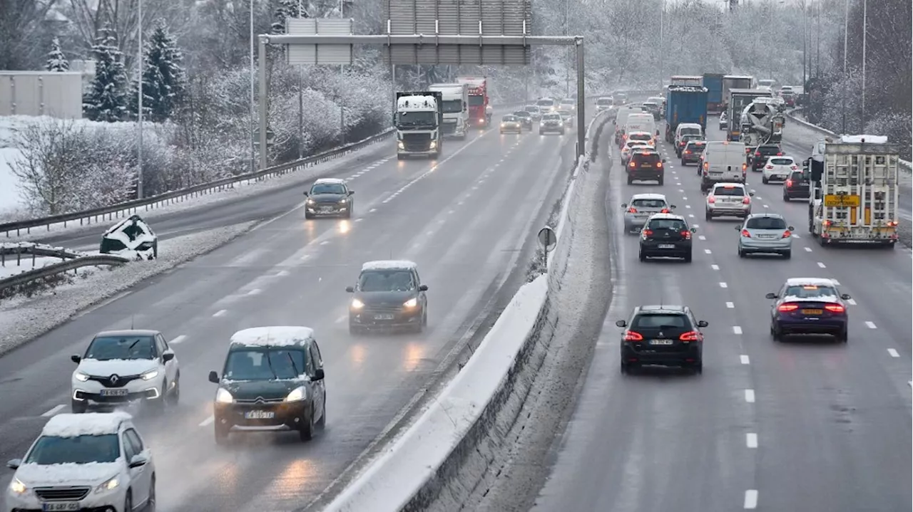 La neige s’invite sur les routes, le trafic perturbé pour les départs en vacances ce samedi